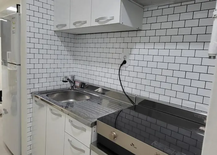 Mapo Station 2min, Spacious 2 Rooms, Queen Bed, 15min To Hongdae, Yeouido, Gwanghwamun By Subway *
