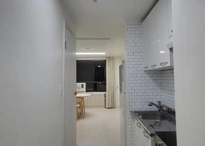 Mapo Station 2min, Spacious 2 Rooms, Queen Bed, 15min To Hongdae, Yeouido, Gwanghwamun By Subway *
